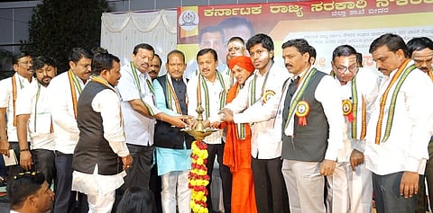 ಬೀದರ್‍ನಲ್ಲಿ ರಾಜ್ಯ ಸರ್ಕಾರಿ ನೌಕರರ ಸಂಘದ ರಾಜ್ಯ ಅಧ್ಯಕ್ಷ ಸಿ.ಎಸ್. ಷಡಾಕ್ಷರಿ ಅವರಿಗೆ ಏರ್ಪಡಿಸಿದ್ದ ಅಭಿನಂದನಾ ಸಮಾರಂಭವನ್ನು ಸಂಸದ ಸಾಗರ್ ಖಂಡ್ರೆ ಉದ್ಘಾಟಿಸಿದರು