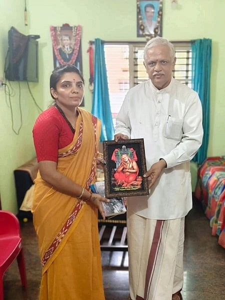 ತುಮಕೂರಿನಲ್ಲಿ ಬಿಜೆಪಿ ಕಾರ್ಯಕರ್ತೆ ಶಕುಂತಲಾ ಮನೆಗೆ ಪಕ್ಷದ ರಾಷ್ಟ್ರೀಯ ಸಂಟನಾ ಕಾರ್ಯದರ್ಶಿ ಬಿ.ಎಲ್​.ಸಂತೋಷ್​ ಭೇಟಿ ನೀಡಿ ಸ್ಥೈರ್ಯ ತುಂಬಿದರು. 