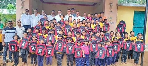 ಮಂಡ್ಯ ತಾಲೂಕು ಬಿ.ಗೌಡಗೆರೆ ಗ್ರಾಮದ ಸರ್ಕಾರಿ ಹಿರಿಯ ಪ್ರಾಥಮಿಕ ಶಾಲಾ ಮಕ್ಕಳಿಗೆ ಶಂಭು ಸೇವಾ ಟ್ರಸ್ಟ್ ವತಿಯಿಂದ ಬ್ಯಾಗ್‌ಗಳನ್ನು ವಿತರಿಸಲಾಯಿತು. 