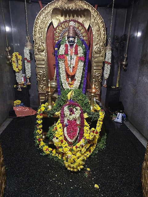 ತಿಂಡ್ಲು ಶ್ರೀಸತ್ಯಮೂರ್ತಿ ಶನೈಶ್ಚರ ಸ್ವಾಮಿಗೆ ಜಯಂತಿ ಹಿನ್ನೆಲೆಯಲ್ಲಿ ಮಾಡಿದ ವಿಶೇಷ ಅಲಂಕಾರ. 
