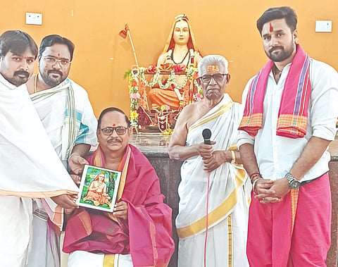 ಕಲಬುರಗಿಯ ಸಂಗಮೇಶ್ವರ ಕಾಲನಿಯ ಶಂಕರ ಮಠದಲ್ಲಿ ಮಂಗಳವಾರ ಆಯೋಜಿಸಿದ್ದ  ಜಗದ್ಗುರು ಶ್ರೀ ಶಂಕರಾಚಾರ್ಯರ ಜಯಂತಿಯಲ್ಲಿ ವಿಶೇಷ ಉಪನ್ಯಾಸ ನೀಡಿದ ಸಾಹಿತಿ ಪ್ರಭಾಕರ ಜೋಶಿ ಅವರನ್ನು ಸತ್ಕರಿಸಲಾಯಿತು. ಶಾಮಾಚಾರ್ಯ ಜೋಶಿ, ಗೋಪಾಲಕೃಷ್ಣ ಕುಲಕರ್ಣಿ ಇತರರಿದ್ದರು.