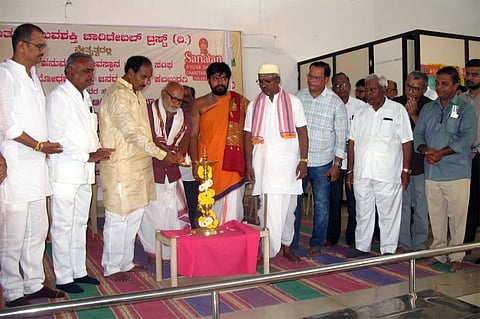 ಕಲಬುರಗಿ ಕರುಣೇಶ್ವರ ಕಾಲನಿಯ ಜೈವೀರ ಹನುಮಾನ್​ ದೇವಸ್ಥಾನದಲ್ಲಿ ಮಂಗಳವಾರ ಆಯೋಜಿಸಿದ್ದ ಶಂಕರ ಜಯಂತಿ ಕಾರ್ಯಕ್ರಮದಲ್ಲಿ ಶಾಸಕ ಅಲ್ಲಮಪ್ರಭು ಪಾಟೀಲ್​ ದೀಪ ಬೆಳಗಿಸಿದರು. ರಾಮಾಚಾರ್ಯ ಂಟಿ, ಯೋಗೇಶ ಭಟ್​ ಜೋಶಿ, ಪಿ.ಎಚ್​.ಕುಲಕರ್ಣಿ, ಯಲ್ಲಪ್ಪ ನಾಯ್ಕೋಡಿ, ಚಂದ್ರಕಾಂತ ಕುಲಕರ್ಣಿ ಇತರರಿದ್ದರು.