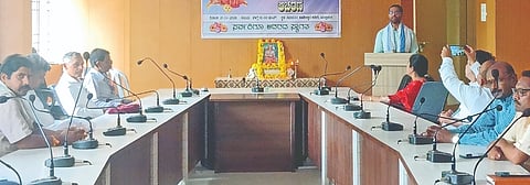 ಯಲ್ಲಾಪುರದ ತಹಸೀಲ್ದಾರ್ ಕಚೇರಿಯಲ್ಲಿ ಆಯೋಜಿಸಿದ್ದ ಶಂಕರಾಚಾರ್ಯ Shankaracharya ಜಯಂತಿ ಕಾರ್ಯಕ್ರಮದಲ್ಲಿ ಗಣಪತಿ ಭಟ್ಟ ಕೋಲಿಬೇಣ ಉಪನ್ಯಾಸ ನೀಡಿದರು.