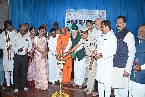 peace meeting ಹುಬ್ಬಳ್ಳಿಯಲ್ಲಿ ಸೋಮವಾರ ಏರ್ಪಡಿಸಿದ್ದ ಶ್ರೀ ಗಣೇಶ ಹಬ್ಬದ ಸೌಹಾರ್ದ ಸಭೆಯನ್ನು ಧಾರವಾಡ ರಾಮಕೃಷ್ಣ ಆಶ್ರಮದ ಮುಖ್ಯಸ್ಥ ವಿಜಯಾನಂದ ಸರಸ್ವತಿ ಸ್ವಾಮೀಜಿ ಉದ್ಘಾಟಿಸಿದರು.