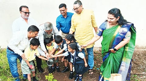 environment day ಹುಬ್ಬಳ್ಳಿಯ ಶಾಂತಿನಿಕೇತನ ಆಂಗ್ಲ ಮಾಧ್ಯಮ ಶಾಲೆಯಲ್ಲಿ ಪರಿಸರ ದಿನಾಚರಣೆ ಅಂಗವಾಗಿ ಸಸಿ ನೆಡಲಾಯಿತು. ಭವರಲಾಲ್​ ಸಿ. ಜೈನ್​, ಭರತ ಭಂಡಾರಿ, ಸೋಹನ್​ ತಾಟೇದ್​, ಅಭಿಷೇಕ ಮೆಹತಾ, ಎಂ. ವಿಜಯಲಕ್ಷ್ಮಿ ಇತರರು ಇದ್ದರು.