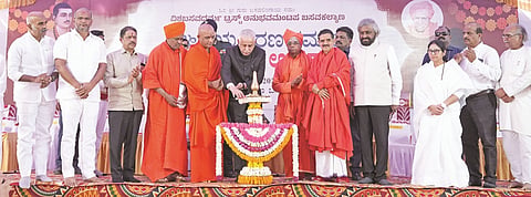 ಬಸವಕಲ್ಯಾಣದಲ್ಲಿ ಶನಿವಾರ ಆಯೋಜಿಸಿದ್ದ ಶರಣ ಕಮ್ಮಟ ಹಾಗೂ ಅನುಭವ ಮಂಟಪ ಉತ್ಸವವನ್ನು ಆಂಧ್ರಪ್ರದೇಶ ರಾಜ್ಯಪಾಲ ಎಸ್. ಅಬ್ದುಲ್ ನಜೀರ್ ಉದ್ಘಾಟಿಸಿದರು. ಶ್ರೀ ಡಾ.ನಿರ್ಮಲಾನಂದನಾಥ ಸ್ವಾಮೀಜಿ, ಶ್ರೀ ಡಾ.ಬಸವಲಿಂಗ ಪಟ್ಟದ್ದೇವರು, ಶ್ರೀ ಡಾ.ಚನ್ನವೀರ ಶಿವಾಚಾರ್ಯ, ಶ್ರೀ ಡಾ.ಶಿವಾನಂದ ಸ್ವಾಮೀಜಿ, ಪೂಜ್ಯ ಡಾ.ಗಂಗಾಂಬಿಕೆ ಅಕ್ಕ, ಸಚಿವ ಈಶ್ವರ ಖಂಡ್ರೆ, ಶಾಸಕ ಶರಣು ಸಲಗರ, ಅರುಣಕುಮಾರ ಪಾಟೀಲ್ ಇತರರಿದ್ದರು.
