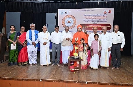 ತುಮಕೂರಿನಲ್ಲಿ ಅಖಿಲ ಭಾರತ ಶರಣ ಸಾಹಿತ್ಯ ಪರಿಷತ್ತು, ಜಿಲ್ಲಾ ಕನ್ನಡ ಸಾಹಿತ್ಯ ಪರಿಷತ್ತು ವತಿಯಿಂದ ಡಾ. ಶ್ರೀ ಶಿವಕುಮಾರ ಮಹಾಸ್ವಾಮೀಜಿ ಸಂಸ್ಮರಣೆ  ದತ್ತಿ ಉಪನ್ಯಾಸವನ್ನು ಶ್ರೀ ಶಿವಸಿದ್ದೇಶ್ವರ ಸ್ವಾಮೀಜಿ ಉದ್ಘಾಟಿಸಿದರು. ಡಾ. ಗೊ.ರು.ಚನ್ನಬಸಪ್ಪ,      ಡಾ. ಎಸ್​. ಪರಮೇಶ್​, ಕೆ.ಎಸ್​. ಸಿದ್ಧಲಿಂಗಪ್ಪ, ಎಚ್​.ಸಿ. ಪರಮಶಿವಯ್ಯ, ಜೈಪ್ರಕಾಶ್​, ಎಂ.ಜಿ.ಸಿದ್ಧರಾಮಯ್ಯ, ರಾಜಶೇಖರ್​, ರೂಪ ಮತ್ತಿತರರು ಇದ್ದರು. 