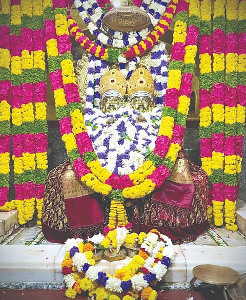 ಕಲಬುರಗಿ ಶ್ರೀ ಶರಣಬಸವೇಶ್ವರ ದೇವಸ್ಥಾನ ದಾಸೋಹ ಮಹಾಮನೆಯಲ್ಲಿ ಶ್ರಾವಣ ಸಂಭ್ರಮಕ್ಕೆ ಆಗಮಿಸಿದ ಭಕ್ತರಿಗೆ ಮಾತೋಶ್ರೀ ಡಾ.ದಾಕ್ಷಾಯಿಣಿ ಅಪ್ಪ ಬುಧವಾರ ಪ್ರಸಾದ ವಿತರಿಸಿದರು.