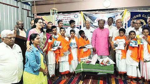 sant sharif ಹುಬ್ಬಳ್ಳಿಯ ಜನಪದ ಜಗಲಿಯಲ್ಲಿ ಏರ್ಪಡಿಸಿದ್ದ ಶರೀರ ವಿಚಾರಧಾರೆ ಚಿಂತನ, ಗಾಯನ ಕಾರ್ಯಕ್ರಮದಲ್ಲಿ  ಮಕ್ಕಳಿಗೆ ಸಮವಸ್ತ್ರ, ಪಾಠೋಪಕರಣ ವಿತರಿಸಲಾಯಿತು. ಡಾ. ಡಿ.ಎಂ. ಹಿರೇಮಠ, ಡಾ. ರಾಮು ಮೂಲಗಿ, ಡಾ. ಬಸವರಾಜ ನಾಗವ್ವನವರ, ಡಾ. ಮಹೇಶ ಹೊರಕೇರಿ, ಶಾಂತಣ್ಣ ಕಡಿವಾಲ, ಇತರರು ಇದ್ದರು.