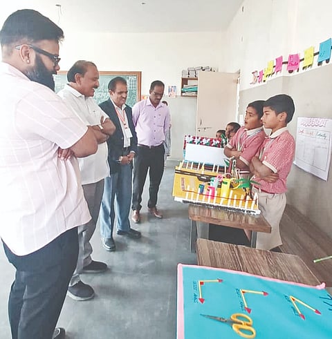 ಕಲಬುರಗಿ ಆಳಂದ ರಸ್ತೆಯಲ್ಲಿರುವ ಸಂಗಪ್ಪ ಶೆಟ್ಟಿ ಸ್ಮಾರಕ ಶಾಲೆಯಲ್ಲಿ ಶುಕ್ರವಾರ ಆಯೋಜಿಸಿದ್ದ  ವಿದ್ಯಾರ್ಥಿಗಳ ಭಾರತೀಯ ಜ್ಞಾನ ವಿಕಾಸ ಮಹೋತ್ಸವ, ವಸ್ತು ಪ್ರದರ್ಶನ ಸಮಾರೋಪದಲ್ಲಿ ಡಾ.ಸದಾನಂದ ಪೆರ್ಲ, ಡಾ.ಚಂದ್ರಕಾಂತ ಕೆಳಮನಿ ಇತರರು ವಿಜ್ಞಾನ ವಸ್ತುಪ್ರದರ್ಶನ ವೀಕ್ಷಿಸಿದರು.
