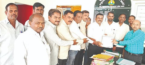 ಶಿಕ್ಷಕರ ಅರ್ಹತಾ ಪರೀಕ್ಷೆಗೆ ಸಂಬಂಧಿಸಿದ ಸುಪ್ರೀಂಕೋರ್ಟ್​ ತೀರ್ಪಿನ ಮರು ಪರಿಶೀಲನೆ ಕುರಿತು ರಾಜ್ಯ ಸರ್ಕಾರ ಮಧ್ಯಸ್ಥಿಕೆ ವಹಿಸಬೇಕು ಎಂದು ಒತ್ತಾಯಿಸಿ ಕರ್ನಾಟಕ ರಾಜ್ಯ ಮಾಧ್ಯಮಿಕ ಶಿಕ್ಷಕ ಸಂಘದ ಪದಾಧಿಕಾರಿಗಳು ಬೀದರ್​ನಲ್ಲಿ ಗುರುವಾರ ಅಪರ ಡಿಸಿಗೆ ಮನವಿಪತ್ರ ಸಲ್ಲಿಸಿದರು. ಪರಮೇಶ್ವರ ಬಿರಾದಾರ, ಪ್ರಶಾಂತ ರಾಗಾ, ವಿಜಯಕುಮಾರ ಪಾಟೀಲ್​ ಯರನಳ್ಳಿ, ರಮೇಶ ಪಾಟೀಲ್​ ಇತರರಿದ್ದರು.