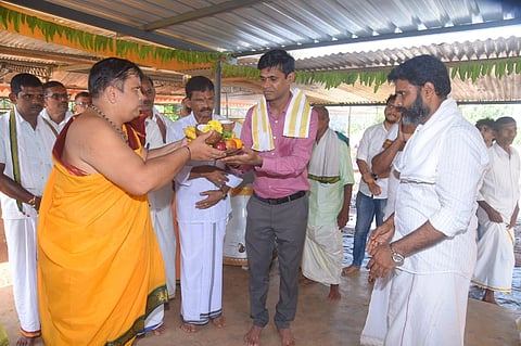 ಹಿರೇಬೆಟ್ಟು ಭಟ್ರಕೋಡಿ ಗ್ರಾಮದ ಮಹಾಲಿಂಗೇಶ್ವರ ದೇವಸ್ಥಾನದಲ್ಲಿ ಜೀರ್ಣೋದ್ಧಾರ ಕಾರ್ಯಕ್ಕೆ ನ್ಯಾಯಾಧೀಶ ಎಂ.ನ್ಯಾ.ಪುರುಷೋತ್ತಮ್​ ಶಿಲಾನ್ಯಾಸ ನೆರವೇರಿಸಿದರು. ಡಾ. ಸತ್ಯ ಕೃಷ್ಣ ಭಟ್​, ಶ್ರೀನಿಧಿ ಹೆಗ್ಡೆ, ಪ್ರಕಾಶ್​ ನಾಯಕ್​, ಚಂದ್ರಶೇಖರ್​ ನಾಯಕ್​, ಜಯಪ್ರಕಾಶ್​ ನಾಯಕ್​, ಶಂಕರ್​ ನಾಯಕ್​, ಸುಂದರ್​ ಮೂಲ್ಯ ಇತರರಿದ್ದರು.