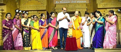 ಉಡುಪಿಯ ರಾಜಾಂಗಣದಲ್ಲಿ ಆಯೋಜಿಸಿದ್ದ ಮಹಿಳಾ ದಿನಾಚರಣೆಯನ್ನು ವೇದವರ್ಧನ ಶ್ರೀ ಉದ್ಘಾಟಿಸಿದರು. ಯಶ್​ಪಾಲ್​ ಸುವರ್ಣ, ಮೋಹನ್​ ಭಟ್​, ಪೂರ್ಣಿಮಾ ಸುರೇಶ್​, ವಸಂತಿ ರಾವ್​ ಕೊರಡ್ಕಲ್​, ಗೀತಾ ವಾಗ್ಳೆ, ರೇವತಿ, ವೀಣಾ ಶೆಟ್ಟಿ ಇದ್ದರು.