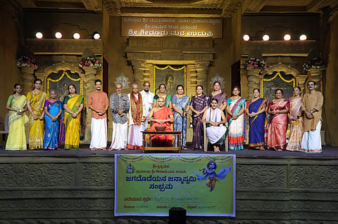 ಉಡುಪಿಯ ರಾಜಾಂಗಣದಲ್ಲಿ 'ಜನ್ಮಾಷ್ಟಮಿ ಸಂಭ್ರಮ' ಸ್ಪರ್ಧಾ ಕಾರ್ಯಕ್ರಮಕ್ಕೆ ವೇದವರ್ಧನ ಶ್ರೀ ಚಾಲನೆ ನೀಡಿದರು. ಡಾ. ಉದಯಕುಮಾರ್​ ಸರಳತ್ತಾಯ, ಸಂಗೀತ ವಿದ್ವಾನ್​ ಮಧೂರು ಬಾಲಸುಬ್ರಹ್ಮಣ್ಯಂ, ವಿದುಷಿ ಮಾಧವಿ ಭಟ್​, ರಘುಪತಿ ರಾವ್​, ರಾವೇಂದ್ರ ಆಚಾರ್ಯ, ನಾರಾಯಣ ಸರಳಾಯ, ಲಕ್ಷ್ಮೀನಾರಾಯಣ ಉಪಾಧ್ಯಾಯ, ಶ್ರೇಷ್ಠಾ, ಹೇಮಾವತಿ ಇತರರಿದ್ದರು.