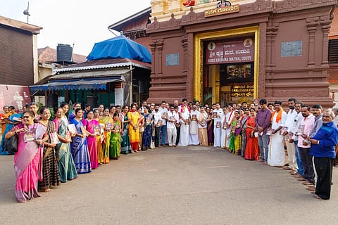 ಶಿರೂರು ಮಠದ ಪರ್ಯಾಯ ಮಹೋತ್ಸವದ ಆಮಂತ್ರಣ ಪತ್ರಿಕೆಯನ್ನು ಕಬ್ಬಿನಾಲೆ ವಸಂತ ಭಾರದ್ವಾಜ್​ ಬಿಡುಗಡೆ ಮಾಡಿದರು. ಡಾ. ಉದಯಕುಮಾರ್​ ಸರಳತ್ತಾಯ, ಮಟ್ಟಾರು ರತ್ನಾಕರ್​ ಹೆಗಡೆ, ಸುಪ್ರಸಾದ್​ ಶೆಟ್ಟಿ ಬೈಕಾಡಿ, ಜಯಪ್ರಕಾಶ ಕೆದ್ಲಾಯ, ಕಿಶನ್​ಹೆಗ್ಡೆ ಕೊಳ್ಕೆಬೈಲು, ಉದಯಕುಮಾರ್​ ಶೆಟ್ಟಿ, ವೀಣಾ ಶೆಟ್ಟಿ, ನಯನಾ ಗಣೇಶ್​, ಸಂಧ್ಯಾ ರಮೇಶ್​ ಇತರರಿದ್ದರು.