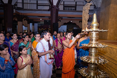 ಉಡುಪಿಯ ರಾಜಾಂಗಣದಲ್ಲಿ ಶಿವರಾತ್ರಿ ಜಾಗರಣೆಗಾಗಿ ಪರ್ಯಾಯ ಶೀರೂರು ವೇದವರ್ಧನ ಶ್ರೀಗಳು ಎಳ್ಳು ಗಂಟು ದೀಪ ಬೆಳಗಿದರು. ಡಾ.ಉದಯಕುಮಾರ್​ ಸರಳತ್ತಾಯ ಇತರರಿದ್ದರು.