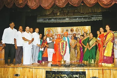 ಕುವೆಂಪು ರಂಗಮಂದಿರದಲ್ಲಿ ಶಿವ ಸಂಕಲ್ಪ ಮಹಿಳಾ ಘಟಕ ಹಾಗೂ ಕೆಳದಿ ರಾಣಿ ಚೆನ್ನಮ್ಮಾಜಿ ಅವರ 352ನೇ ಸ್ಮರಣೋತ್ಸವವನ್ನು ಶಿರಹಟ್ಟಿಯ ಬಾಲೆಹೊಸೂರು ಮಠದ ಶ್ರೀ ಫಕೀರ ದಿಂಗಾಲೇಶ್ವರ ಸ್ವಾಮೀಜಿ ಉದ್ಘಾಟಿಸಿದರು. ಶ್ರೀ ಡಾ. ಮಲ್ಲಿಕಾರ್ಜುನ ಮುರುಘರಾಜೇಂದ್ರ ಸ್ವಾಮೀಜಿ, ಶ್ರೀ ರುಷಬೇಂದ್ರ ಸ್ವಾಮೀಜಿ, ಕೆ.ಎಸ್.ಈಶ್ವರಪ್ಪ, ಕೆ.ಈ.ಕಾಂತೇಶ್, ಆಶಾ ಚನ್ನಬಸಪ್ಪ, ಇಂದುಮತಿ ಸಾಲಿಮಠ್, ಇ.ವಿಶ್ವಾಸ್ ಇದ್ದರು.
