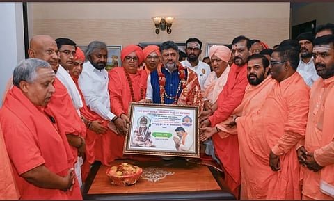 ಅಖಿಲ ಭಾರತ ವೀರಶೈವ ಶಿವಾಚಾರ್ಯ ಸಂಸ್ಥೆಯ ವತಿಯಿಂದ ನೂತನ ಮುಖ್ಯಮಂತ್ರಿ ಡಿ.ಕೆ.ಶಿವಕುಮಾರ್ ಅವರಿಗೆ ಶ್ರೀ ರಂಭಾಪುರಿ ವೀರಗಂಗಾಧರ ಅಜ್ಜಯ್ಯನ ೆಟೋ ನೀಡಿ ಸನ್ಮಾನಿಸಲಾಯಿತು. ಸಚಿವ ಈಶ್ವರ ಖಂಡ್ರೆ, ಸಿಂಧಗಿ, ಹುಕ್ಕೇರಿ, ಶಿವಗಂಗೆ, ವಿಭೂತಿಪುರ ಮತ್ತಿತರ ಮಠಗಳ ಶ್ರೀಗಳು ಉಪಸ್ಥಿತರಿದ್ದರು. 