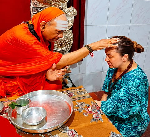 yogini ಉತ್ತರಪ್ರದೇಶದ ವಾರಾಣಸಿಯ ವೀರಶೈವ ಧರ್ಮದ ಕಾಶಿ ಜ್ಞಾನ ಪೀಠದಲ್ಲಿ ಜಗದ್ಗುರು ಡಾ.ಚಂದ್ರಶೇಖರ ಶಿವಾಚಾರ್ಯರು ರಷ್ಯಾದ ಹಠಯೋಗಿಣಿ ಮೋಲ್ಗಾ ಅವರಿಗೆ ಶ್ರಾವಣ ಸೋಮವಾರದಂದು ಶಿವಯೋಗ ದೀಕ್ಷೆ ನೀಡಿದರು.