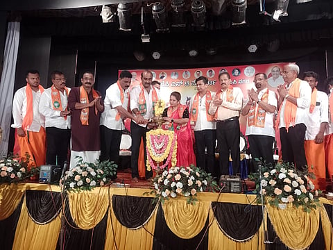 ಉಡುಪಿಯಲ್ಲಿ ಆಯೋಜಿಸಿದ್ದ ಶಿವಾಜಿ ಸಂಗಮ ಕಾರ್ಯಕ್ರಮವನ್ನು ಯಶ್​ಪಾಲ್​ ಸುವರ್ಣ ಉದ್ಘಾಟಿಸಿದರು. ನವೀನ್​ ಶೆಟ್ಟಿ, ಉದಯಕುಮಾರ್​ ಶೆಟ್ಟಿ, ದಿನೇಶ್​ ಅಮೀನ್​, ಪ್ರಭಾಕರ ಪೂಜಾರಿ, ಸುಮಲತಾ, ಮಟ್ಟಾರು ರತ್ನಾಕರ್​ ಹೆಗ್ಡೆ ಇತರರಿದ್ದರು.
