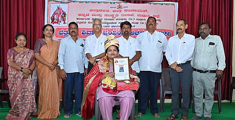 ಉಡುಪಿಯಲ್ಲಿ ಆಯೋಜಿಸಿದ್ದ ಶಿವಾಜಿ ಜಯಂತಿಯಲ್ಲಿ ಪ್ರತೀಕ್ಷಾ ನಾಯಕ್​ ಅವರನ್ನು ಸನ್ಮಾನಿಸಲಾಯಿತು. ಎಂ.ಎ. ಗಫೂರ್​, ದಿನಕರ್​ ಹೇರೂರು, ಸುಬ್ರಹ್ಮಣ್ಯ, ಪ್ರೊ. ಡಾ. ನಾರಾಯಣ ಶೆಣೈ, ಪೂರ್ಣಿಮಾ, ಇಂದಿರಾ ಬಿ., ಪ್ರಕಾಶ್​ ರಾವ್​, ದಿನೇಶ್​ ನಾಯಕ್​ ಇದ್ದರು.