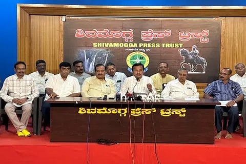 ಶಿವಕುಮಾರ ಸ್ವಾಮೀಜಿಗಳ ನೌಕರರ ಸಂಘದ ಜಿಲ್ಲಾಧ್ಯಕ್ಷ ಸಿ.ಎಸ್.ಷಡಾಕ್ಷರಿ ಮಾತನಾಡಿದರು. ಸಿ.ಜಿ.ಪರಮೇಶ್ವರಪ್ಪ, ಡಾ. ಶಿವಯೋಗಿ ಎಲಿ, ಎನ್.ಎಂ.ರಂಗನಾಥ, ಡಾ. ಸಿ.ಎ.ಹಿರೇಮಠ, ಬಿ.ಎಚ್.ನಿರಂಜನಮೂರ್ತಿ ಟಿ.ಜಿ.ಅಶೋಕ ಸುದ್ದಿಗೋಷ್ಠಿಯಲ್ಲಿದ್ದರು.