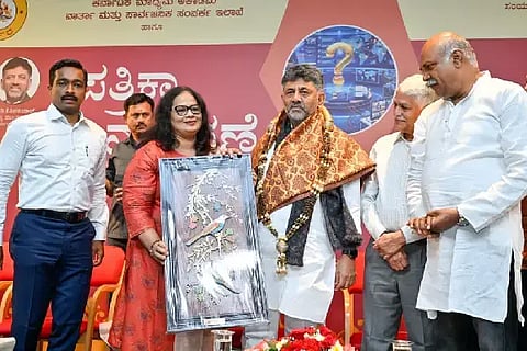 ಮಾಧ್ಯಮ ಅಕಾಡೆಮಿ ಮತ್ತು ಕಾರ್ಯನಿರತ ಪತ್ರಕರ್ತರ ಸಂಘವು ಗಾಂಧಿ ಭವನದಲ್ಲಿ ಆಯೋಜಿಸಿದ್ದ ಪತ್ರಿಕಾ ದಿನಾಚರಣೆಯನ್ನು ಸಿಎಂ ಡಿ.ಕೆ. ಶಿವಕುಮಾರ್ ಉದ್ಘಾಟಿಸಿದರು. ವಾರ್ತಾ ಮತ್ತು ಸಾರ್ವಜನಿಕ ಸಂಪರ್ಕ ಇಲಾಖೆ ಆಯುಕ್ತ ಎಂ.ಎನ್. ಅನುಚೇತ್, ಮಾಧ್ಯಮ ಅಕಾಡಮಿ ಅಧ್ಯಕ್ಷೆ ಆಯಿಷಾ ಖಾನುಂ, ಕಾರ್ಯನಿರತ ಪತ್ರಕರ್ತರ ಸಂಘದ ರಾಜ್ಯಾಧ್ಯಕ್ಷ ಶಿವಾನಂದ ತಗಡೂರು ಉಪಸ್ಥಿತರಿದ್ದರು. 