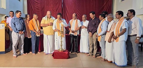 ಉಡುಪಿಯ ಶಿವಪಾಡಿ ಉಮಾಮಹೇಶ್ವರ ದೇವಸ್ಥಾನದ ಸಭಾಂಗಣದಲ್ಲಿ ನಡೆದ ಪೂರ್ವಭಾವಿ ಸಭೆಯನ್ನು ಉದಯಕುಮಾರ್​ ಶೆಟ್ಟಿ ಮುನಿಯಾಲು ಉದ್ಘಾಟಿಸಿದರು. ಶ್ರೀನಿವಾಸ್​ ಪೂಜಾರಿ, ಪ್ರಕಾಶ್​ ಶೆಟ್ಟಿ, ಮಹೇಶ್​ ಠಾಕೂರ್​, ಸುರೇಂದ್ರ ನಾಯ್ಕ್​, ಎಸ್​.ದಿನೇಶ್​ ಪ್ರಭು ಇತರರಿದ್ದರು.
