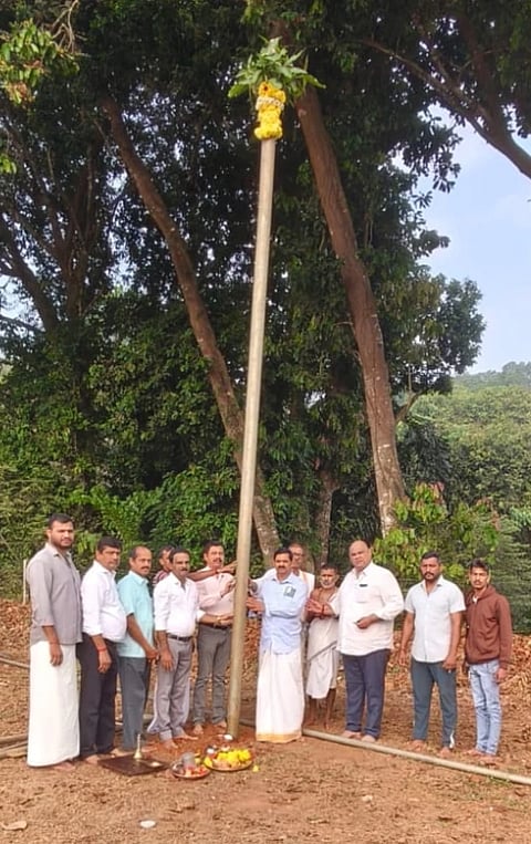 ಮಣಿಪಾಲದ ಶಿವಪಾಡಿಯಲ್ಲಿರುವ ಶ್ರೀ ಉಮಾಮಹೇಶ್ವರ ದೇವಸ್ಥಾನದಲ್ಲಿ ಚಪ್ಪರ ಮುಹೂರ್ತ ನೆರವೇರಿಸಲಾಯಿತು. ಬಾಲಕೃಷ್ಣ ಪ್ರಭು, ದಿನೇಶ್​ ಪ್ರಭು, ಮಹೇಶ್​ ಠಾಕೂರ್​, ಶ್ರೀಕಾಂತ್​ ಪ್ರಭು, ಸತೀಶ್​ ಪಾಟೀಲ್​, ಪ್ರಕಾಶ್​ ಪ್ರಭು, ಪ್ರಕಾಶ್​ ಕುಕ್ಕೆಹಳ್ಳಿ, ಗಣೇಶ್​, ಸಂದೇಶ್​ ಪ್ರಭು ಇದ್ದರು.