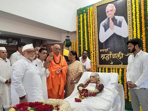 ಕೇಂದ್ರದ ಮಾಜಿ ಗೃಹ ಸಚಿವ ಶಿವರಾಜ್ ಪಾಟೀಲರ ಮೃತ ದೇಹಕ್ಕೆ ವಿಭೂತಿ ಧರಿಸಿ ಆಶೀರ್ವಾದ ಮಾಡಿದ ಕಾಶೀ ಜಗದ್ಗುರು ಡಾ.ಚಂದ್ರಶೇಖರ ಶಿವಾಚಾರ್ಯ ಭಗವತ್ಪಾದರು. ಪಂಡರಪುರದ ಪಾಂಡುರಂಗ ದೇವಾಲಯದ ಆಡಳಿತ ಮಂಡಳಿ ಅಧ್ಯಕ್ಷ ಔಸೇಕರ್ ಮಹಾರಾಜ್ ಉಪಸ್ಥಿತರಿದ್ದರು. 
