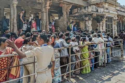 ವಿರೂಪಾಕ್ಷ ದರ್ಶನಕ್ಕೆ ಸಾಲು ನಿಂತಿರುವ ಭಕ್ತರು.