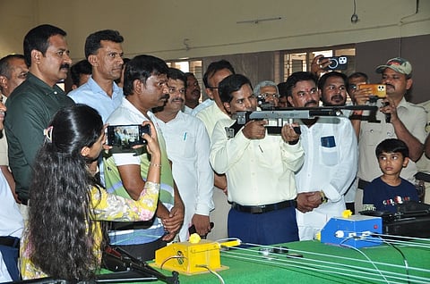 ಮಂಡ್ಯದಲ್ಲಿ ಶೂಟಿಂಗ್ ಅಕಾಡೆಮಿಗೆ ಜಿಲ್ಲಾಧಿಕಾರಿ ಡಾ.ಕುಮಾರ ಚಾಲನೆ ನೀಡಿದರು. 