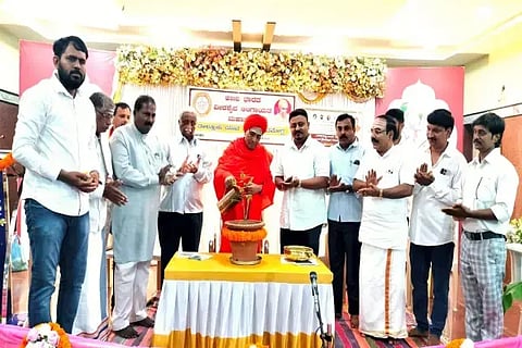 ವಿನೋಬನಗರದ ಶ್ರೀ ಶಿವಾಲಯದಲ್ಲಿ ಮನೆ-ಮನಗಳಲ್ಲಿ ಶ್ರಾವಣ ಚಿಂತನ ಕಾರ್ಯಕ್ರಮವನ್ನು ಬೆಕ್ಕಿನಕಲ್ಮಠದ ಶ್ರೀ ಡಾ. ಮಲ್ಲಿಕಾರ್ಜುನ ಮುರುಘರಾಜೇಂದ್ರ ಸ್ವಾಮೀಜಿ ಉದ್ಘಾಟಿಸಿದರು. ರುದ್ರಮುನಿ ಎನ್.ಸಜ್ಜನ್, ಶಿವಲಿಂಗ ಮೂರ್ತಿ, ಮಹಾಲಿಂಗ ಶಾಸ್ತ್ರಿ, ಚಂದ್ರಯ್ಯ, ಮಲ್ಲಿಕಾರ್ಜುನ ಸ್ವಾಮಿ, ನವೀನ್ ವಾರದ್, ಪ್ರದೀಪ್ ವಿ.ಎಲಿ, ಉಮೇಶ್ ಇದ್ದರು.