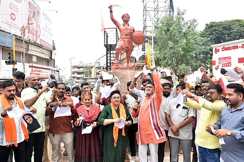 hijab ಶಾಲಾ-ಕಾಲೇಜುಗಳಲ್ಲಿ ಹಿಜಾಬ್​ಗೆ ಅನುಮತಿ ನೀಡಿದ ರಾಜ್ಯ ಕಾಂಗ್ರೆಸ್ ಸರ್ಕಾರದ ವಿರುದ್ಧ ಶ್ರೀರಾಮ ಸೇನೆ ಕಾರ್ಯಕರ್ತರು ಹುಬ್ಬಳ್ಳಿಯಲ್ಲಿ ಪ್ರತಿಭಟನೆ ನಡೆಸಿದರು.