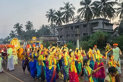 ಬದರಿನಾಥಧಾಮದಿಂದ ಹೊರಟ ಶ್ರೀರಾಮ ದಿಗ್ವಿಜಯ ರಥಯಾತ್ರೆಗೆ (Rathayatre) ಭಟ್ಕಳದ ಶ್ರೀ ರಾಘವೇಂದ್ರ ಸ್ವಾಮಿ ಮಠದ ಬಳಿಯಲ್ಲಿ ಅದ್ದೂರಿ ಸ್ವಾಗತ ದೊರೆಯಿತು. 