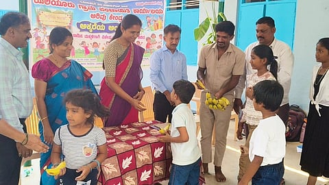 ಮಂಡ್ಯ ತಾಲೂಕು ಯಲಿಯೂರು ಗ್ರಾಮದಲ್ಲಿ ಆಯೋಜಿಸಿದ್ದ ಬೇಸಿಗೆ ಶಿಬಿರದಲ್ಲಿ ಜಿ.ಪಂ ಸಿಇಒ ಕೆ.ಆರ್.ನಂದಿನಿ ಮಕ್ಕಳಿಗೆ ಬಾಳೆಹಣ್ಣು ವಿತರಿಸಿದರು.