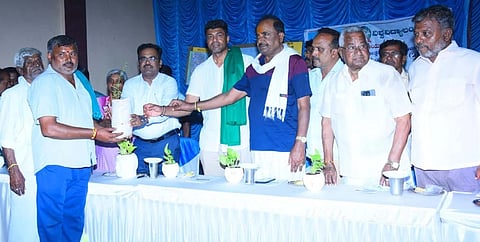 ಮಂಡ್ಯ ತಾಲೂಕು ಹೊಳಲು ಗ್ರಾಮದಲ್ಲಿ ಆಯೋಜಿಸಿದ್ದ ಶಿಬಿರದ ಸಮಾರೋಪ ಸಮಾರಂಭದಲ್ಲಿ ಗ್ರಾಮಸ್ಥರಿಗೆ ಗಿಡಗಳನ್ನು ವಿತರಿಸಲಾಯಿತು.
