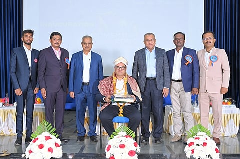ತುಮಕೂರಿನ ಸಿದ್ಧಗಂಗಾ ತಾಂತ್ರಿಕ ಮಹಾವಿದ್ಯಾಲಯದಲ್ಲಿ ನಡೆದ ಮೊಮೆಂಟಮ್-2026 ಕಾರ್ಯಕ್ರಮದಲ್ಲಿ ಕಿಯಾ ಕಂಪನಿಯ ಎಚ್‌ಆರ್ ಡಾ.ಸಿ.ಬಿ.ಪಾಟೀಲ್ ಅವರನ್ನು ಸನ್ಮಾನಿಸಲಾಯಿತು. ಸಂಸ್ಥೆಯ ಅಧಿಕಾರಿಗಳು ಉಪಸ್ಥಿತರಿದ್ದರು. 