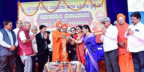ಸಿದ್ದಗಂಗಾ ಮಠದ ಹಳೆಯ ವಿದ್ಯಾರ್ಥಿಗಳ, ಹಿತೈಷಿಗಳ ಸಂಘದ 69ನೇ ಸರ್ವಸದಸ್ಯರ ಸಭೆಯನ್ನು ಮಠಾಧ್ಯಕ್ಷ ಸಿದ್ದಲಿಂಗ ಶ್ರೀಗಳು ಉದ್ಘಾಟಿಸಿದರು. ಜಯವಿಭವಸ್ವಾಮಿ, ಡಾ.ಸಿ.ಶರತ್​ ಕುಮಾರ್​, ಡಾ.ಎಸ್​.ಪಿ.ಉಮಾದೇವಿ, ಎಚ್​.ಬಿ.ನಂಜುಂಡಯ್ಯ, ಪಿ.ವೀರಭದ್ರಪ್ಪ, ಜಿ.ನಾಗಸುಂದರ್​, ಶಕುಂತಲಾ, ಹೇಮ ಇದ್ದರು. 