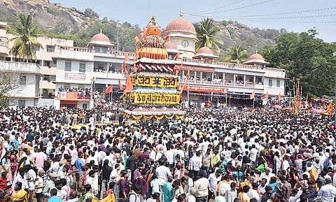  ಸಿದ್ದಗಂಗಾಮಠದ ಶ್ರೀ ಸಿದ್ದಲಿಂಗೇಶ್ವರ ಸ್ವಾಮಿಯ ಮಹಾರಥೋತ್ಸವದಲ್ಲಿ ಸಹಸ್ರಾರು ಜನರು ಭಾಗಿಯಾದರು. 