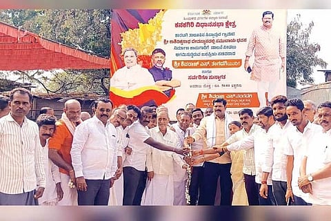 ಸಿದ್ದಾಪುರದ ಕಾಶಿವಿಶ್ವನಾಥ ದೇವಸ್ಥಾನ ಆವರಣದಲ್ಲಿ ಸಮುದಾಯ ಭವನ ನಿರ್ಮಾಣ ಕಾಮಗಾರಿಗೆ ಸಚಿವ ಶಿವರಾಜ ತಂಗಡಗಿ ಭೂಮಿಪೂಜೆ ನೆರವೇರಿಸಿದರು. ಗ್ರಾಪಂ ಅಧ್ಯಕ್ಷೆ ಶಿವಗಂಗಾ ಪಂಪಾಪತಿ, ತಾಪಂ ಮಾಜಿ ಸದಸ್ಯ ಬಸವರಾಜ ನೀರಗಂಟಿ, ಮುಖಂಡರಾದ ಡಾ.ಕೆ.ಎನ್. ಪಾಟೀಲ್, ಹೀರೆಮಠದ ಉಮೇಶ ತಾತ ಇದ್ದರು.