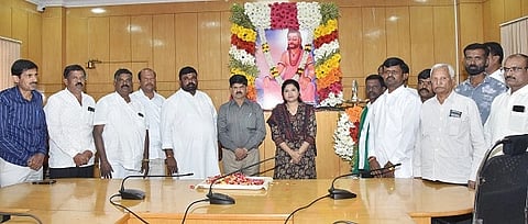 ತುಮಕೂರು ಜಿಲ್ಲಾಡಳಿತದ ವತಿಯಿಂದ ಶ್ರೀಶಿವಯೋಗಿ ಸಿದ್ದರಾಮೇಶ್ವರ ಜಯಂತಿ ಕಾರ್ಯಕ್ರಮ ಆಯೋಜಿಸಲಾಗಿತ್ತು. ನಹಿದಾ ಜಮ್​ಜಮ್​, ಕಾಶಿನಾಥ್​, ಗೋವಿಂದರಾಜು, ಹನುಮಂತರಾಯಪ್ಪ, ಗಿರಿಯಪ್ಪ ಮತ್ತಿತರರು ಇದ್ದರು.