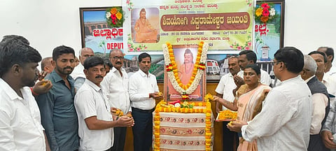 ಮಂಡ್ಯ ನಗರದ ಡಿಸಿ ಕಚೇರಿ ಸಭಾಂಗಣದಲ್ಲಿ ಶಿವಯೋಗಿ ಸಿದ್ದರಾಮೇಶ್ವರ ಜಯಂತಿ ಆಯೋಜಿಸಲಾಗಿತ್ತು. 
