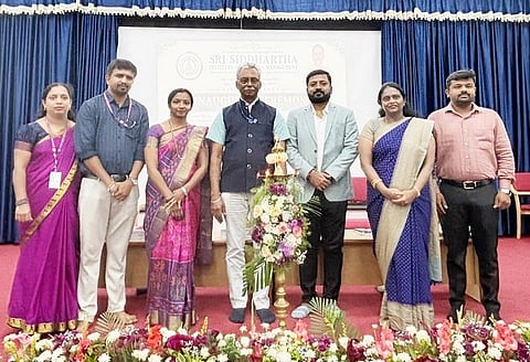  ತುಮಕೂರಿನ ಶ್ರೀ ಸಿದ್ಧಾರ್ಥ ವಾಣಿಜ್ಯ ನಿರ್ವಹಣಾ ಸಂಸ್ಥೆ ವತಿಯಿಂದ ಬಿಬಿಎಂ, ಬಿಸಿಎ ವಿದ್ಯಾರ್ಥಿಗಳ ಸ್ವಾಗತ ಸಮಾರಂಭದಲ್ಲಿ ಪ್ರಮೋದ್​ ಎಲ್​. ಪಾಟೀಲ್​, ಡಾ. ಮಹಾಂತೇಶ ಎಂ. ನಡಕಟ್ಟಿ, ಡಾ. ಜಿ. ಮಮತ  ಮತ್ತಿತರರು ಇದ್ದರು. 