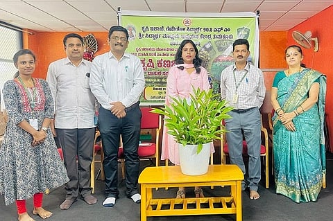  ತುಮಕೂರಿನ ಶ್ರೀ ಸಿದ್ಧಾರ್ಥ ಮಾಧ್ಯಮ ಅಧ್ಯಯನ ಕೇಂದ್ರದಲ್ಲಿ ಕೃಷಿ ಇಲಾಖೆ ಮತ್ತು ರೇಡಿಯೋ ಸಿದ್ಧಾರ್ಥ  ಸಹಯೋಗದಲ್ಲಿ "ಕೃಷಿ ಕಣಜ' ಬಾನುಲಿ ಸರಣಿ ಕಾರ್ಯಕ್ರಮಕ್ಕೆ ಜಿಲ್ಲಾಧಿಕಾರಿ ಶುಭಕಲ್ಯಾಣ್​ ಚಾಲನೆ ನೀಡಿದರು. ಲಕ್ಷ್ಮಣ ಎಸ್​.ಕಳ್ಳೆನ್ನವರ, ಎಚ್​.ಎಲ್​.ಚಂದ್ರಕುಮಾರ್​, ಡಾ.ಬಿ.ಟಿ.ಮುದ್ದೇಶ್​, ಹೇಮಲತಾ ಇದ್ದರು. 