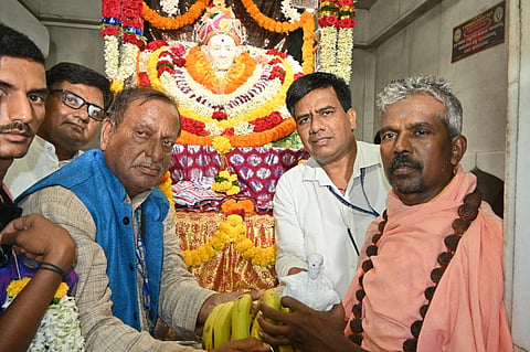 rachoteshwar swamiji ಹುಬ್ಬಳ್ಳಿ ಶ್ರೀ ಸಿದ್ಧಾರೂಢ ಮಠಕ್ಕೆ ಭೇಟಿ ನೀಡಿದ ಡಾ. ರಾಚೋಟೇಶ್ವರ ಶಿವಾಚಾರ್ಯ ಸ್ವಾಮೀಜಿಯವರನ್ನು ಬಾಳು ಮಗಜಿಕೊಂಡಿ ಸನ್ಮಾನಿಸಿದರು.