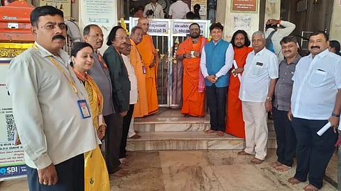 siddarudh matt ಹುಬ್ಬಳ್ಳಿಯ ಶ್ರೀ ಸಿದ್ಧಾರೂಢಮಠದಲ್ಲಿ ಹಿರಿಯರು ಹಾಗೂ ಅಂಗವಿಕಲರ ಪ್ರತ್ಯೇಕ ದರ್ಶನ ವ್ಯವಸ್ಥೆಗೆ ಚಾಲನೆ ನೀಡಲಾಯಿತು. ಶಾಂತಾಶ್ರಮದ ಶ್ರೀ ಅಭಿನವ ಸಿದ್ಧಾರೂಢ ಸ್ವಾಮೀಜಿ, ಚಳಕಾಪುರ ಸಿದ್ದಾರೂಢಮಠದ ಶ್ರೀ ಶಂಕರಾನಂದ ಸ್ವಾಮೀಜಿ, ಬೆಳಹೊಡದ ಶ್ರೀ ಪರಿಪೂರ್ಣಾನಂದ ಸ್ವಾಮೀಜಿ, ಚನ್ನವಿರ ಮುಂಗರವಾಡಿ, ಇತರರು ಇದ್ದರು.