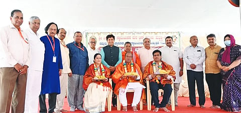 siddarudh matt ಹುಬ್ಬಳ್ಳಿಯ ಶ್ರೀ ಸಿದ್ಧಾರೂಢಮಠ ಟ್ರಸ್ಟ್​ ಕಮೀಟಿ ಚೇರ್ಮನ್​ ಬಾಳು ಮಗಜಿಕೊಂಡಿ, ವೈಸ್​ ಚೇರ್ಮನ್​ ಗೀತಾ ಕಲಬುರ್ಗಿ, ಕಾರ್ಯದರ್ಶಿ ವಿನಾಯಕ ಘೋಡ್ಕೆ ಅವರನ್ನು ಸನ್ಮಾನಿಸಲಾಯಿತು. ನಿಕಟಪೂರ್ವ ಚೇರ್ಮನ್​ ಚನ್ನವಿರ ಮುಂಗರವಾಡಿ, ಬಸವರಾಜ ಕಲ್ಯಾಣಶೆಟ್ಟರ, ಡಾ. ಗೋವಿಂದ ಮಣ್ಣೂರ, ಶಾಮಾನಂದ ಪೂಜೇರಿ, ಮಂಜುನಾಥ ಮುನವಳ್ಳಿ, ಇತರರು ಇದ್ದರು.