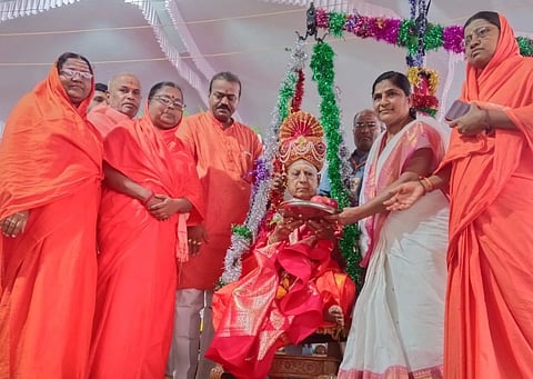 ಬೀದರ್‍ನ ಸಿದ್ಧಾರೂಢ ಮಠದಲ್ಲಿ ನಡೆದ ಗುರು ಪೂರ್ಣಿಮೆ ಕಾರ್ಯಕ್ರಮದಲ್ಲಿ ಭಕ್ತರು ನಾಣ್ಯಗಳಿಂದ ಡಾ. ಶಿವಕುಮಾರ ಸ್ವಾಮೀಜಿ ಅವರ ತುಲಾಭಾರ ಮಾಡಿದರು.