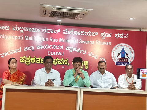 aarudha ಹುಬ್ಬಳ್ಳಿಯಲ್ಲಿ ಸುದ್ದಿಗೋಷ್ಠಿಯಲ್ಲಿ ಮಾತನಾಡಿದ ಶ್ರೀ ಸಿದ್ಧಾರೂಢ ಸ್ವಾಮಿಯವರ ಮಠ ಟ್ರಸ್ಟ್ ಕಮೀಟಿ ಅಧ್ಯಕ್ಷ ಚನ್ನವೀರ ಮುಂಗುರವಾಡಿ.